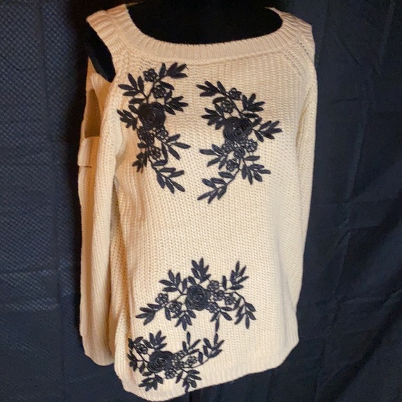 Jella C. Cream Sweater (Missy) - Picture 3 of 11